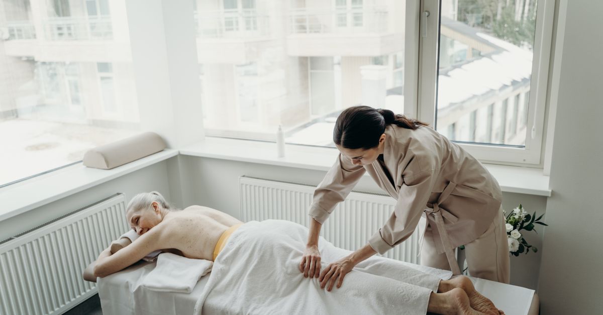 Combining Aromatherapy Massage with Mindfulness Practices